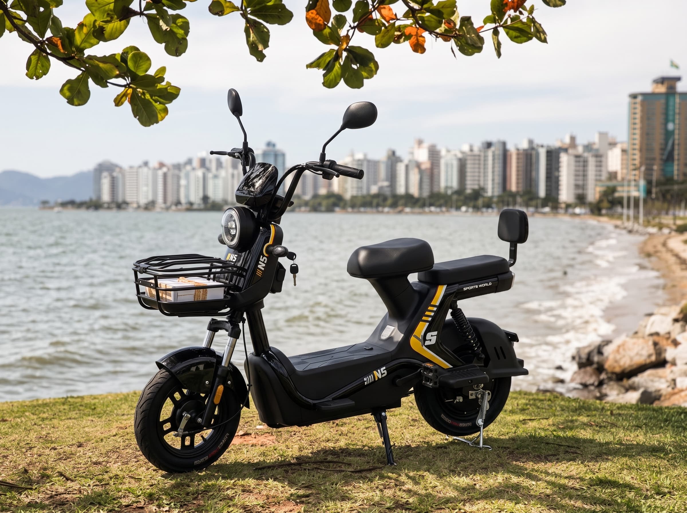 Scooter elétrica N15 preta com cesta dianteira à beira-mar em Florianópolis