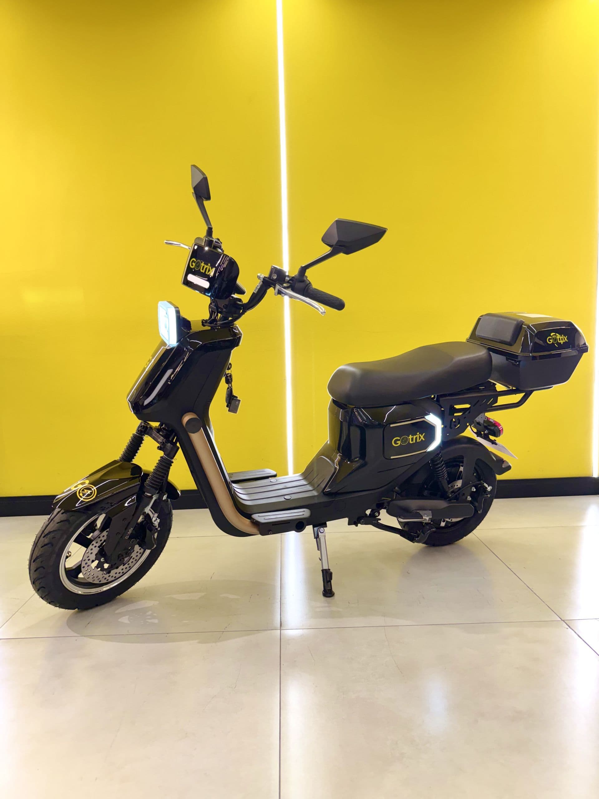 Scooter N15 Gotrix preta com banco inteiriço e baú traseiro