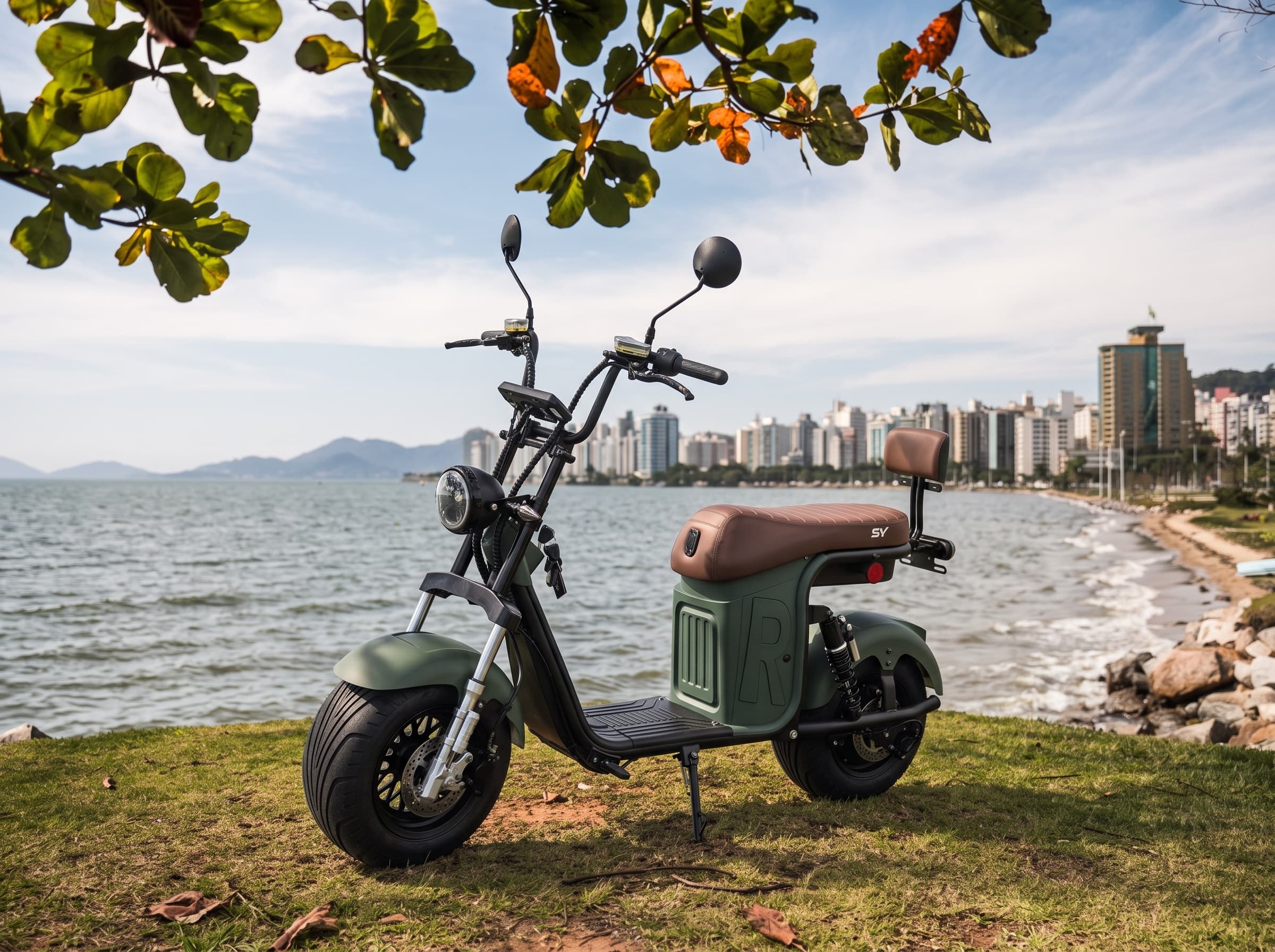 Scooter elétrica R13 verde com banco marrom à beira-mar em Florianópolis
