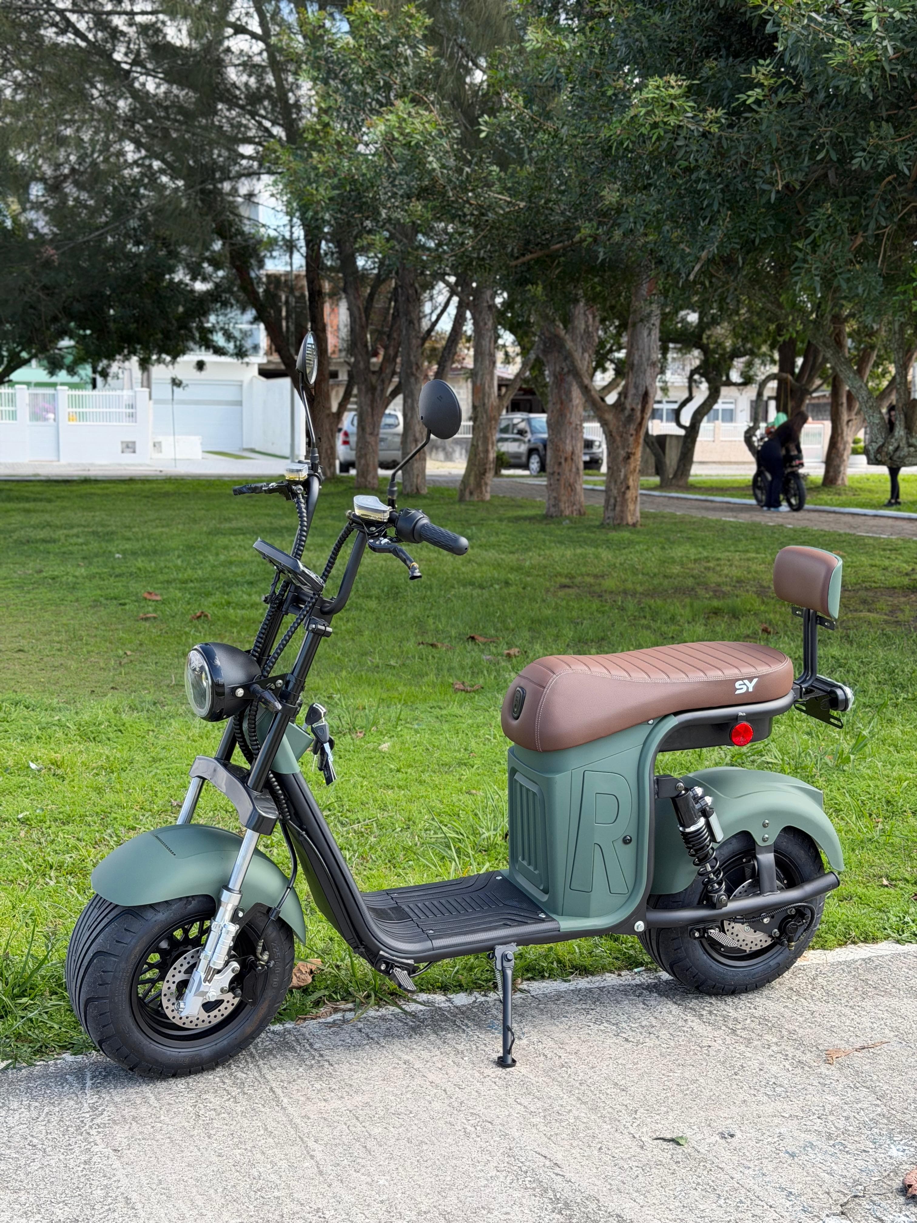 Scooter R13 verde com banco marrom e encosto traseiro