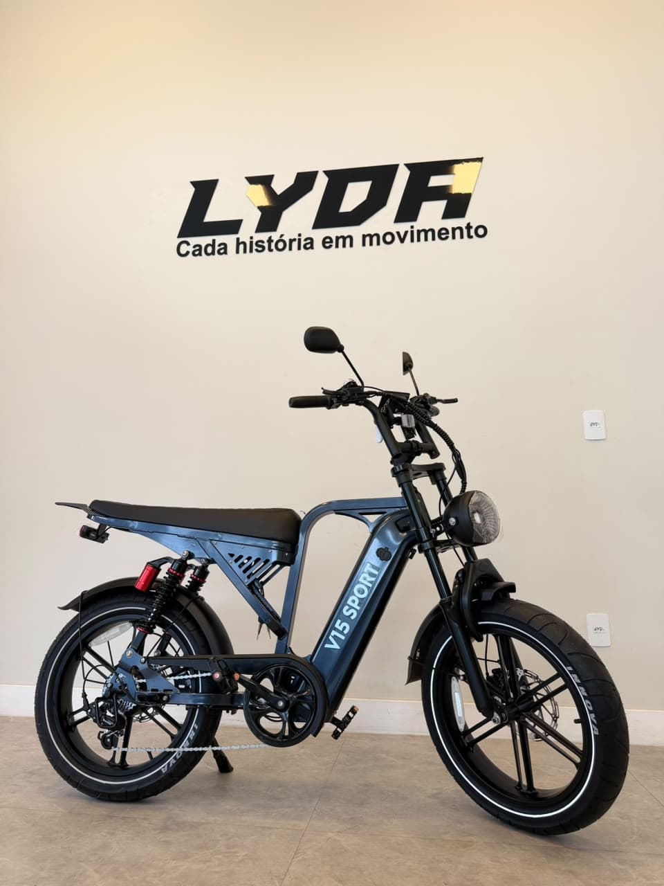 V15 SPORT azul com banco preto e pneus largos